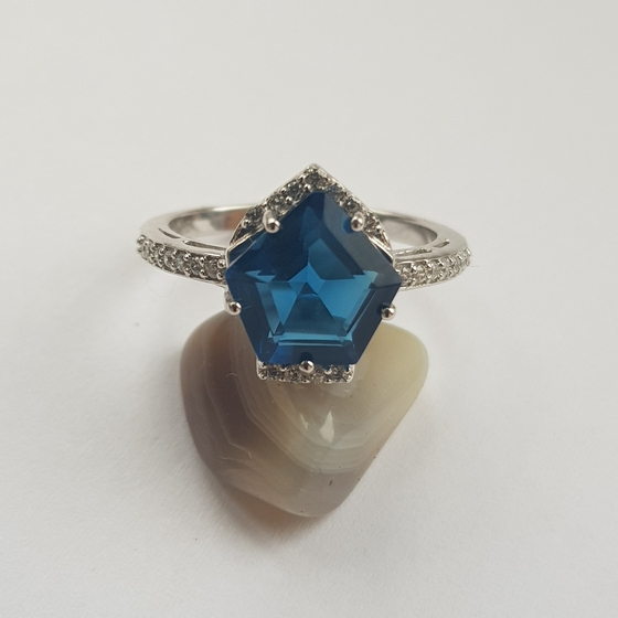 Серебряное кольцо с топазом Лондон Блю 2.575ct