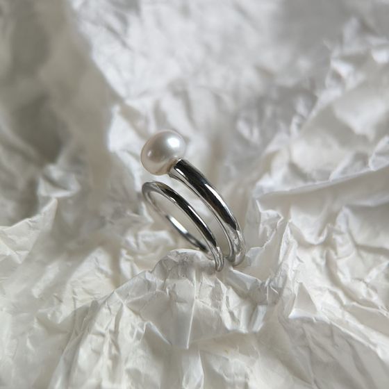 Silver ring with pearls