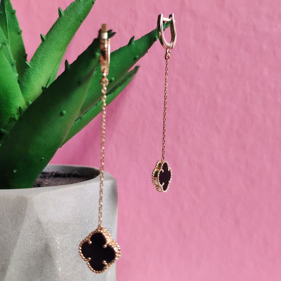 Gold earrings with onyx