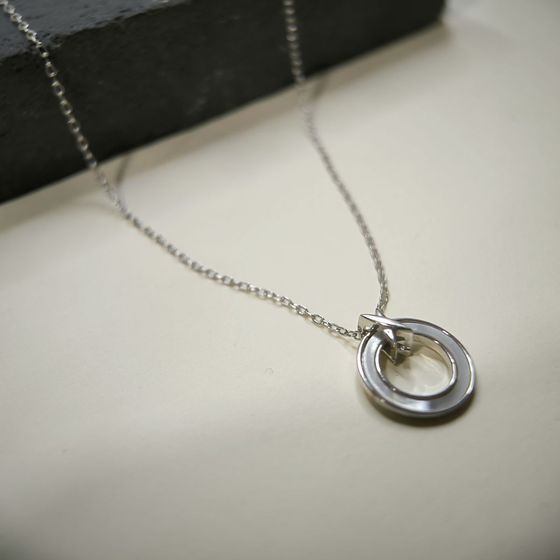 Silver necklace with mother-of-pearl