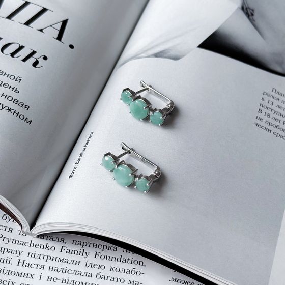 Silver earrings with a 4.557-carat emerald