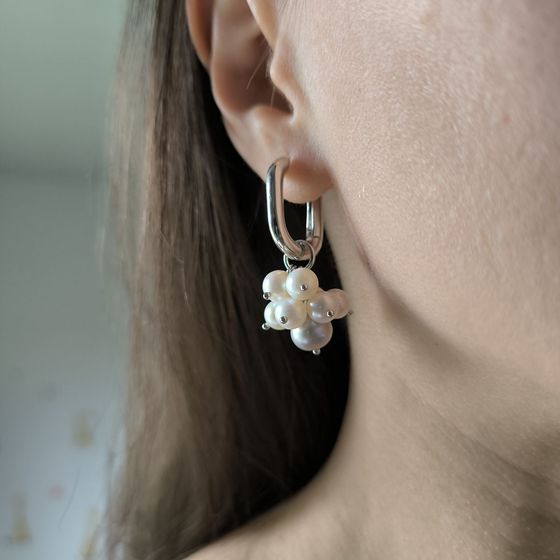 Silver earrings with pearls