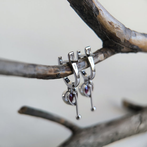 Срібні сережки з рубіном 2.4ct, фіанітами