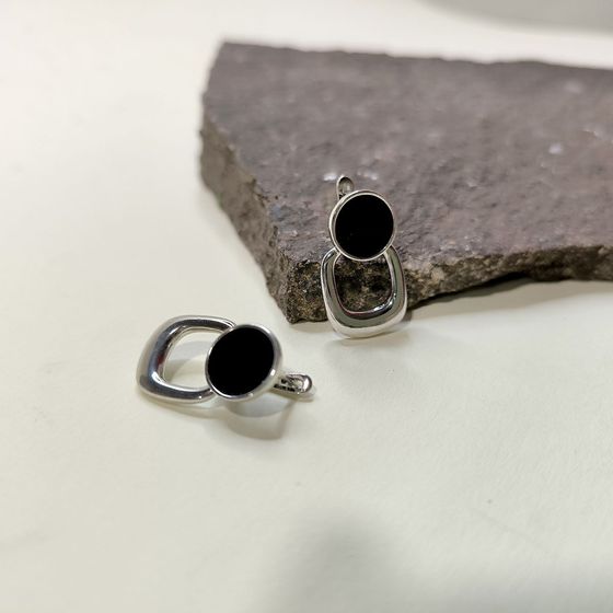 Silver earrings with onyx