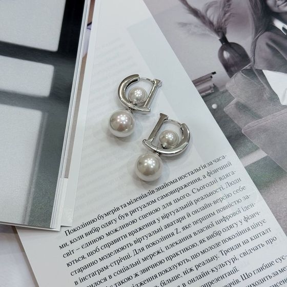 Silver earrings with pearls