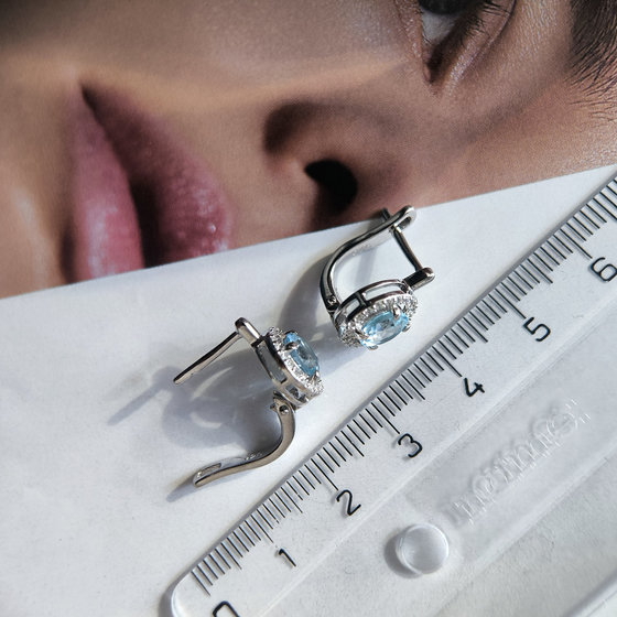 Silver earrings with 2.554 carats of topaz and cubic zirconia