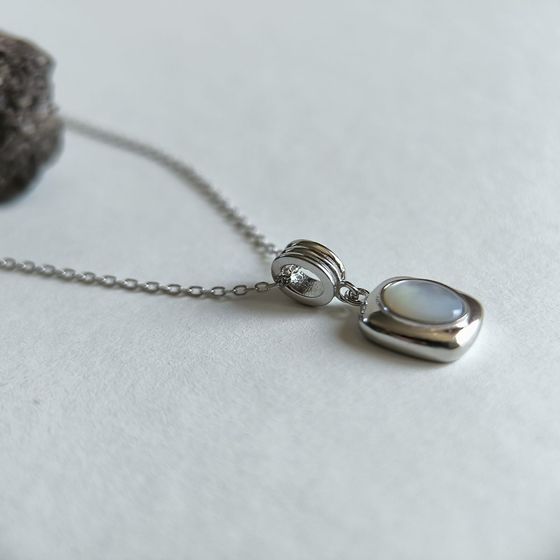 Silver necklace with mother-of-pearl