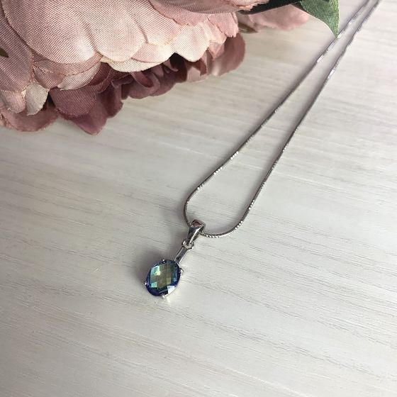Silver pendant with a 4.507-carat mystic topaz