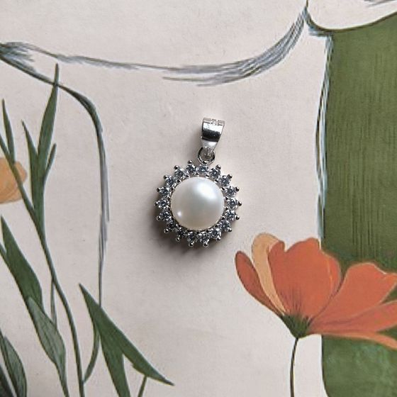 Silver pendant with pearls, fianites