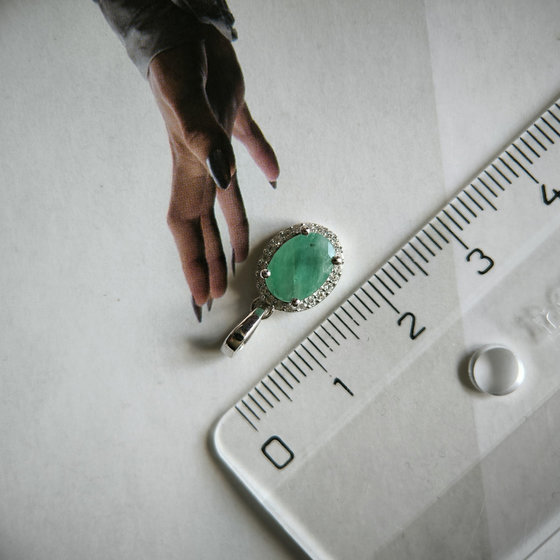 Silver pendant with a 1.373-carat emerald