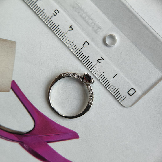 Silver ring with a 1.326-carat garnet