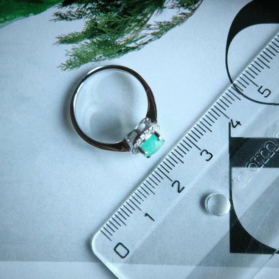 Silver ring with a 1.304-carat emerald