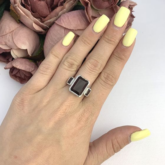 Серебряное кольцо с гранатом 7.265ct