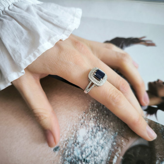 Silver ring with a 3.256ct sapphire and cubic zirconia stones