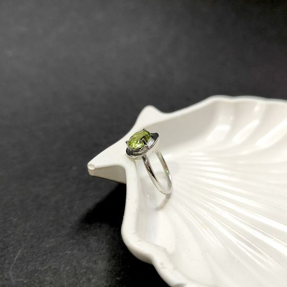 Серебряное кольцо с хризолітом 2.275ct