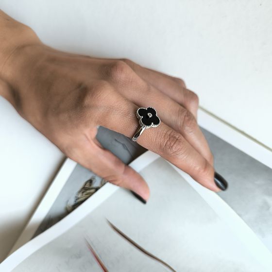 Серебряное кольцо с ониксом, фианитами