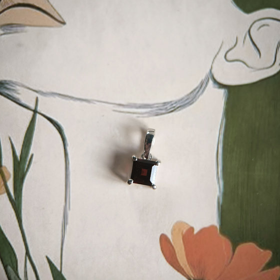 Срібна підвіска з гранатом 0,923 карата