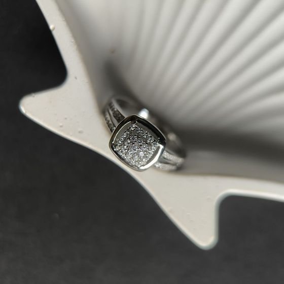 Срібна каблучка з фіанітами