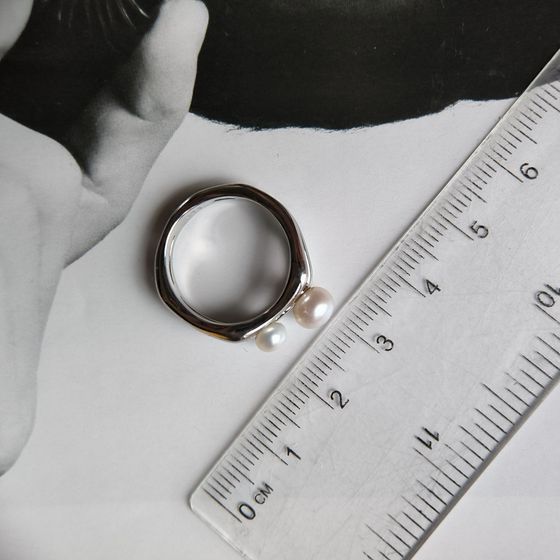 Silver ring with pearls 2.5ct