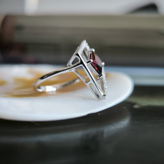 Silver ring with garnet 1.555ct