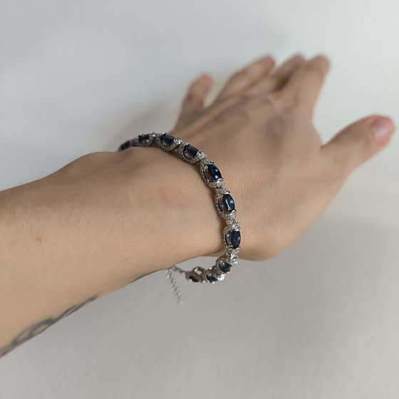Silver bracelet with 12.81ct sapphire