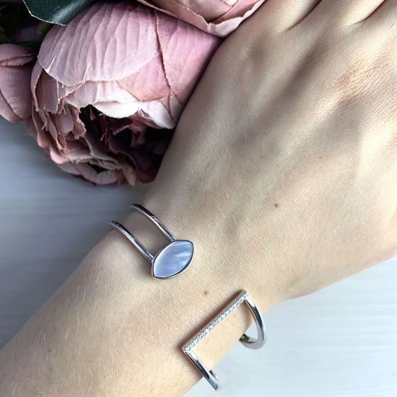 Silver bracelet with mother-of-pearl