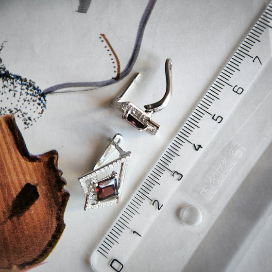 Silver earrings with garnet 3.399ct