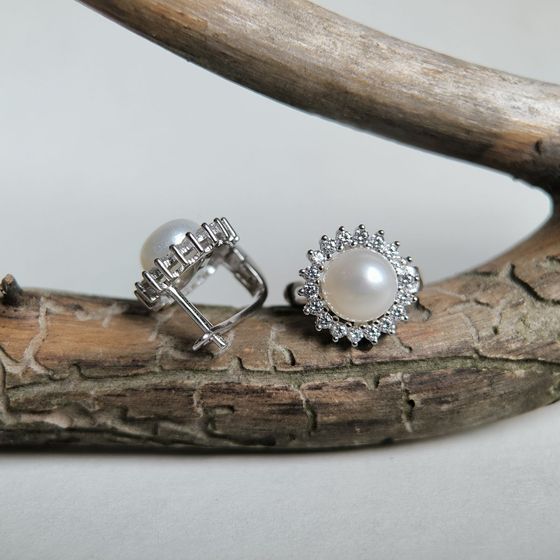 Silver earrings with pearls