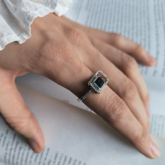 Silver ring with 1.735ct sapphire and cubic zirconia