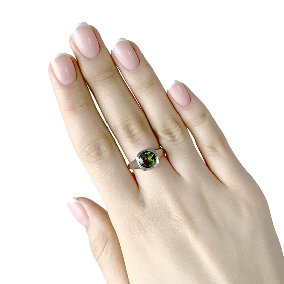 Silver ring with sultanite 1.867ct