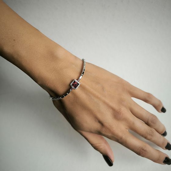 Silver bracelet with a garnet