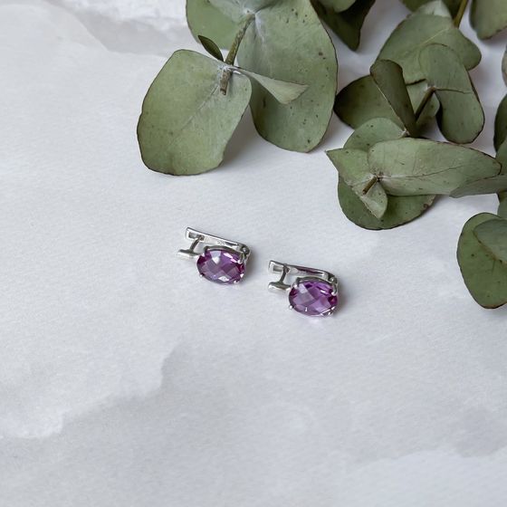 Silver earrings with a 6.538-carat alexandrite