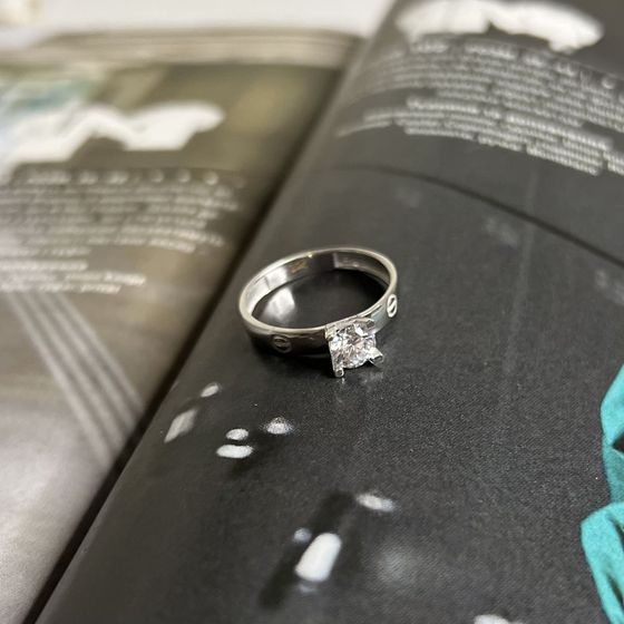 Gold ring with 0.2ct phianites