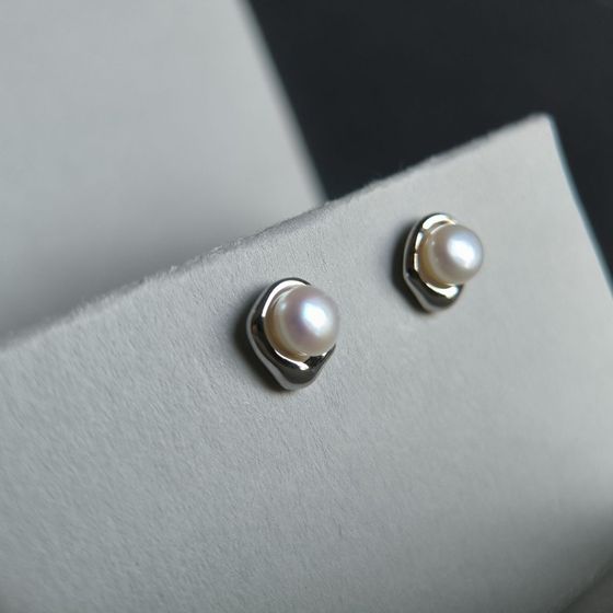 Silver earrings with pearls