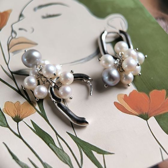 Silver earrings with pearls