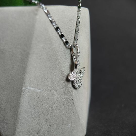 Silver pendant with phianites