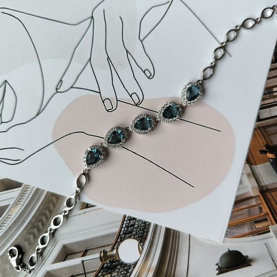Silver bracelet with a 4.02-carat London Blue topaz