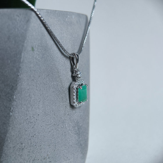 Silver pendant with 1.56ct emerald