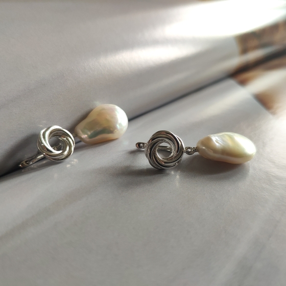 Silver earrings with baroque pearls