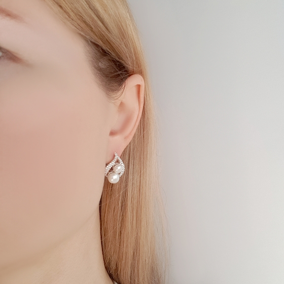Silver earrings with pearls
