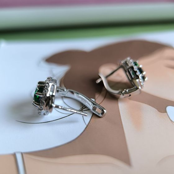Silver earrings with emerald nano 2.802ct
