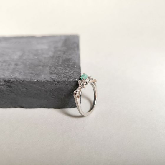 Срібна каблучка зі смарагдом 0.626ct, фіанітами