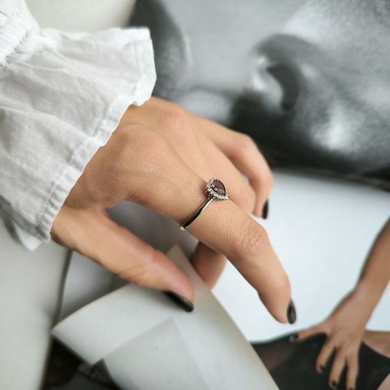 Silver ring with a 1.122-carat garnet