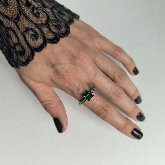 Silver ring with emerald nano