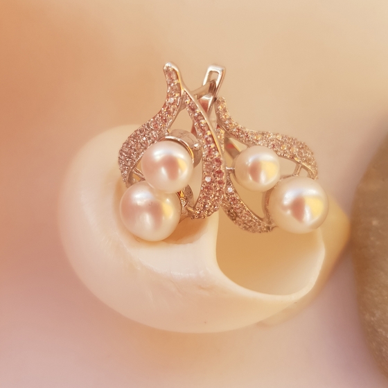 Silver earrings with pearls