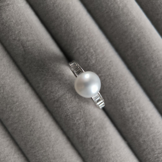 Silver ring with pearls and cubic zirconia