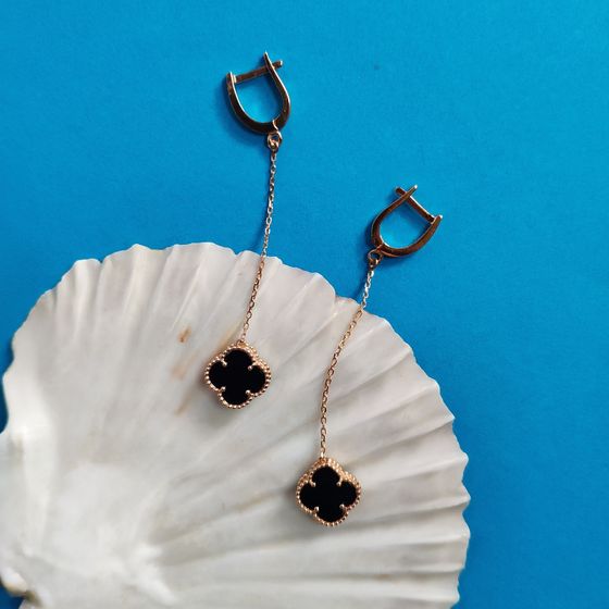 Gold earrings with onyx