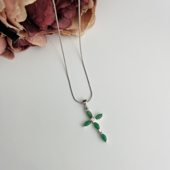 Silver cross with a 1.148-carat emerald