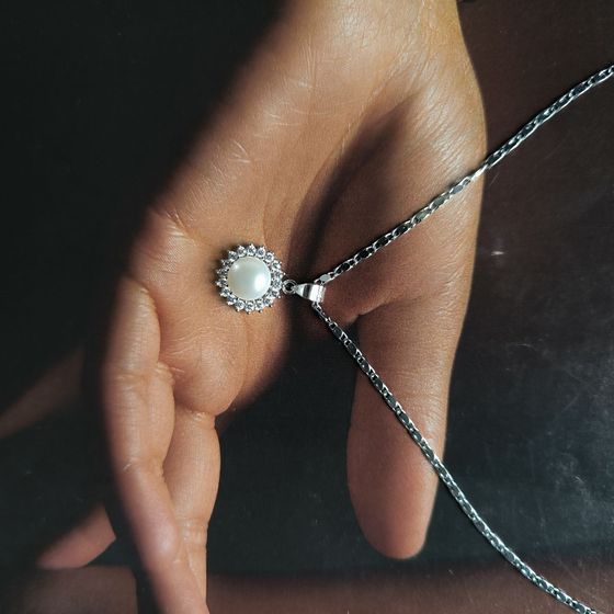 Silver pendant with pearls, fianites