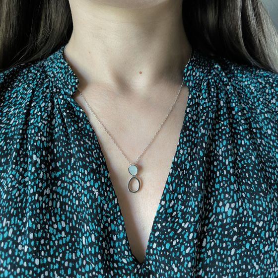 Silver necklace with mother-of-pearl